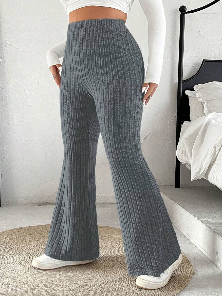 Ideal para mulheres que buscam estilo casual com sofisticação e funcionalidade. O tecido encorpado não marca e permite liberdade de movimento, sendo perfeito para dias de clima ameno na primavera ou outono.