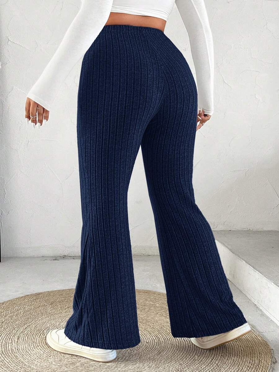 Calça Flare Feminina Plus Size Valoriza Suas Curvas, Ideal para mulheres que buscam estilo casual com sofisticação e funcionalidade. O tecido encorpado não marca e permite liberdade de movimento, sendo perfeito para dias de clima ameno na primavera ou outono.