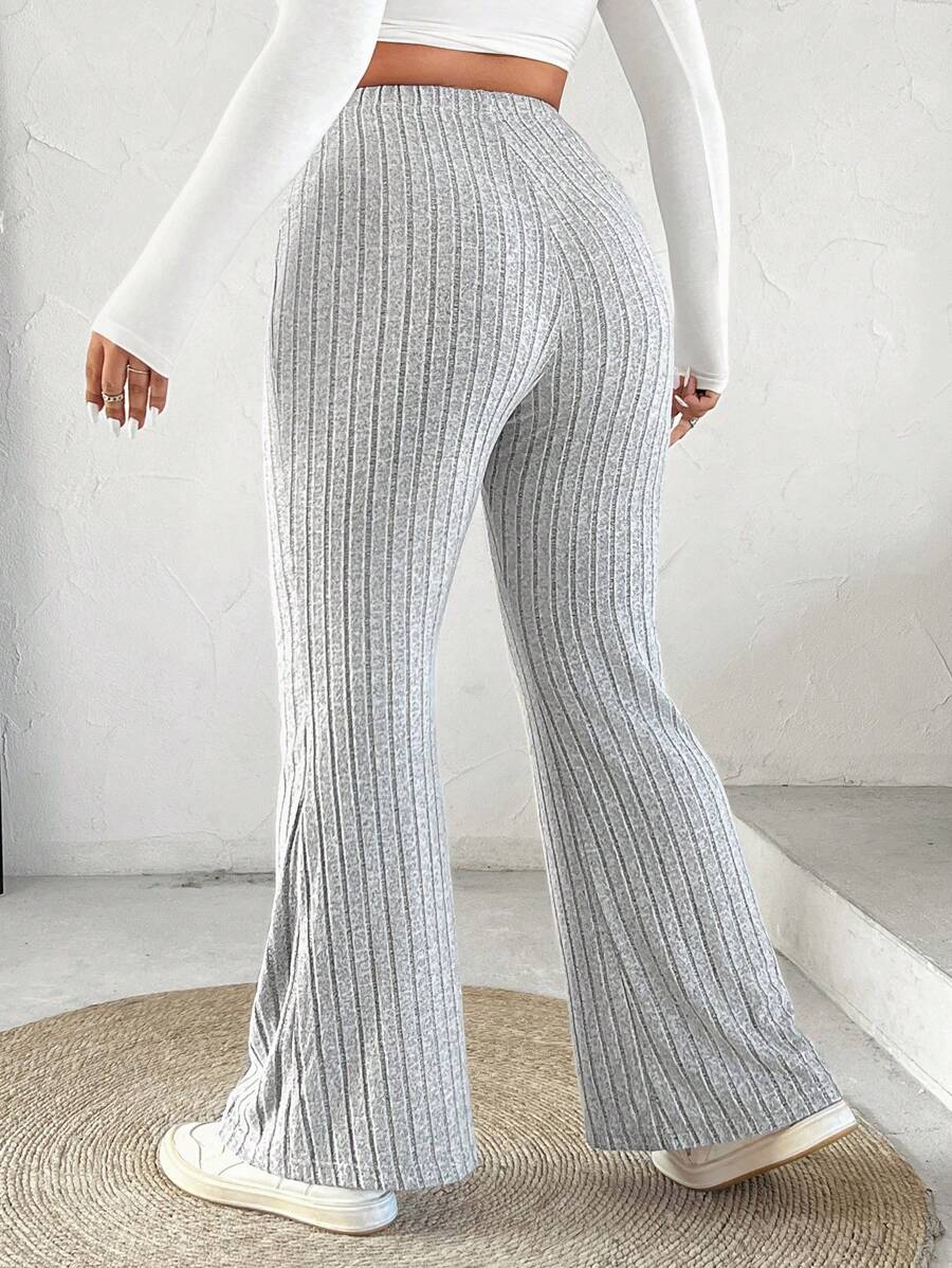 Calça flare plus size com cintura alta, tecido encorpado e modelagem que valoriza curvas com conforto e estilo casual. Frete Grátis para todo Brasil!

