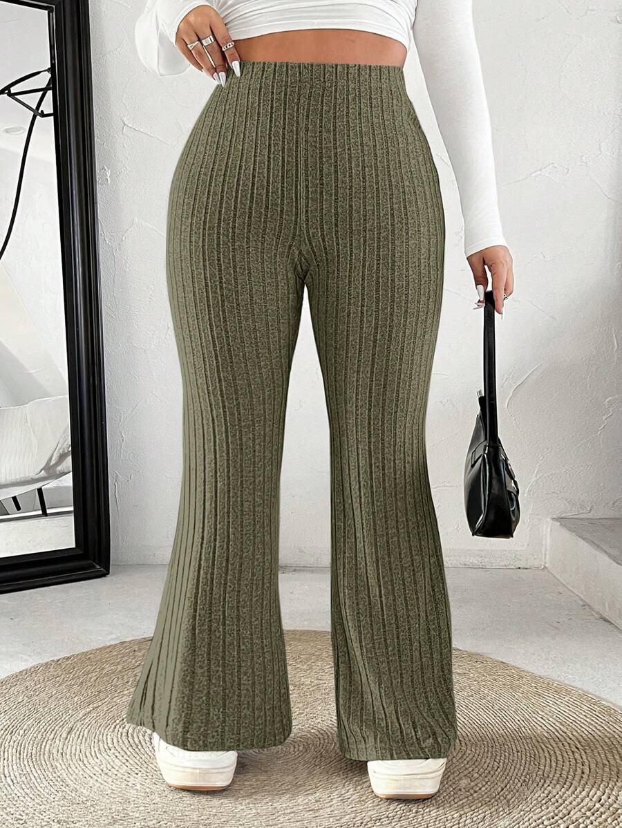 Calça flare plus size modelo exclusivo com cintura alta, tecido encorpado e modelagem que valoriza curvas com conforto e estilo casual. Frete Grátis para todo Brasil!

