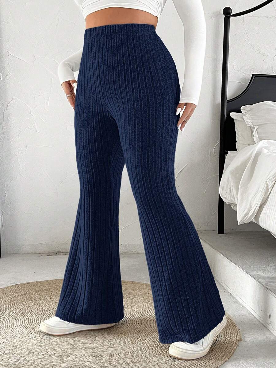 Calça Flare Plus Size, ideal para mulheres que buscam estilo casual com sofisticação e funcionalidade. O tecido encorpado não marca e permite liberdade de movimento, sendo perfeito para dias de clima ameno na primavera ou outono.