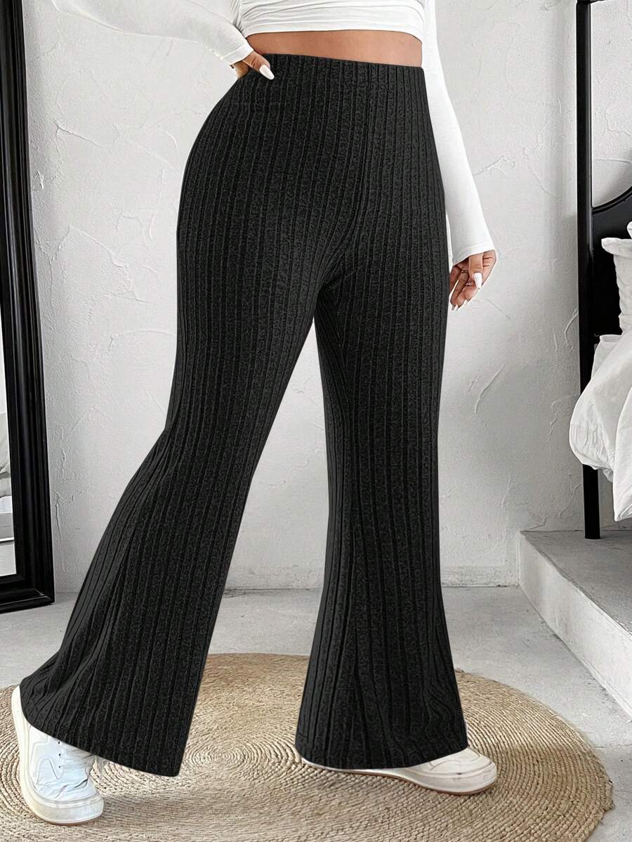 Calça flare preta plus size com cintura alta, tecido encorpado e modelagem que valoriza curvas com conforto e estilo casual. Frete Grátis para todo Brasil!

