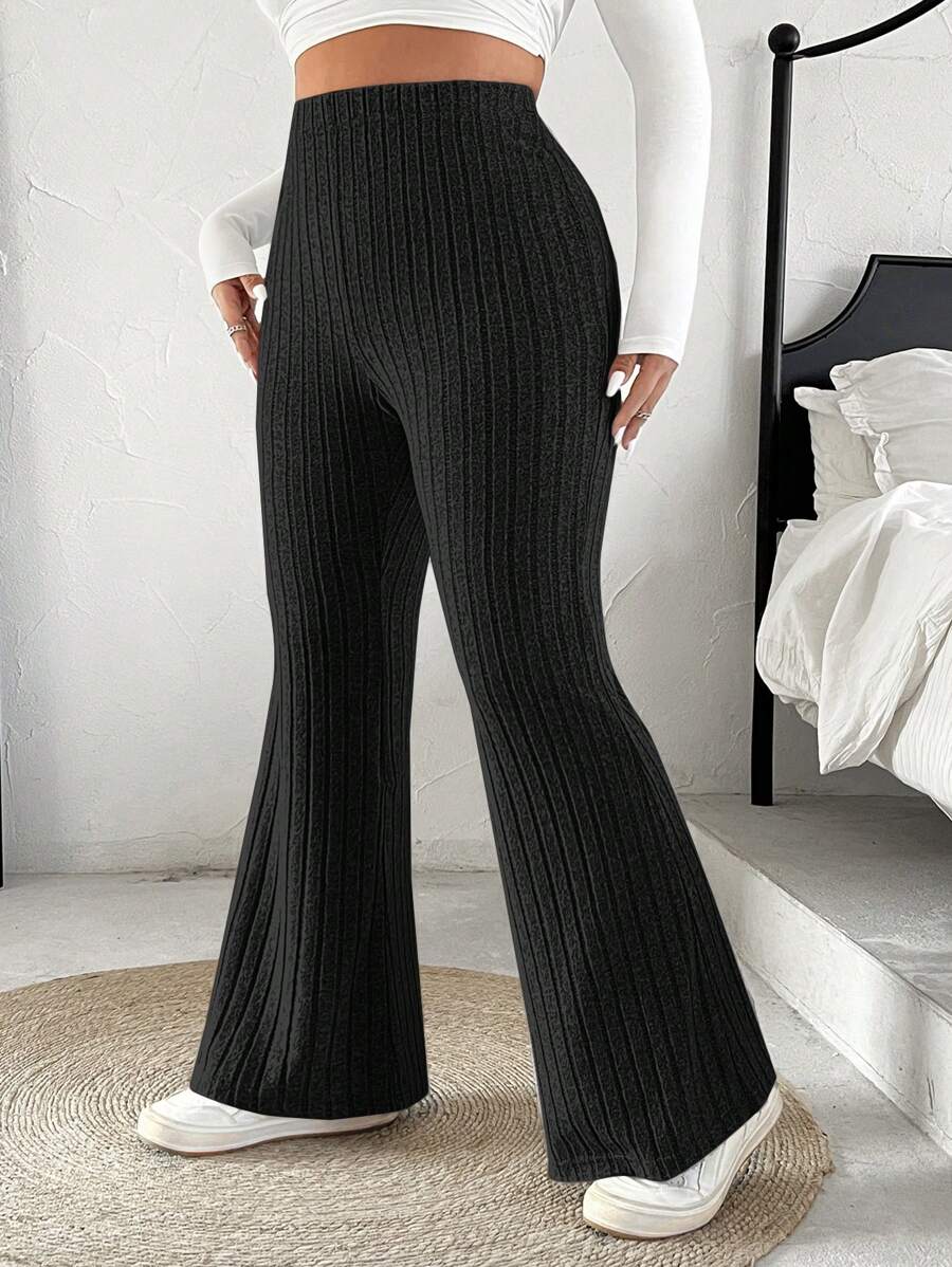 Calça flare preta com cintura alta, tecido encorpado e modelagem que valoriza curvas com conforto e estilo casual. Frete Grátis para todo Brasil!

