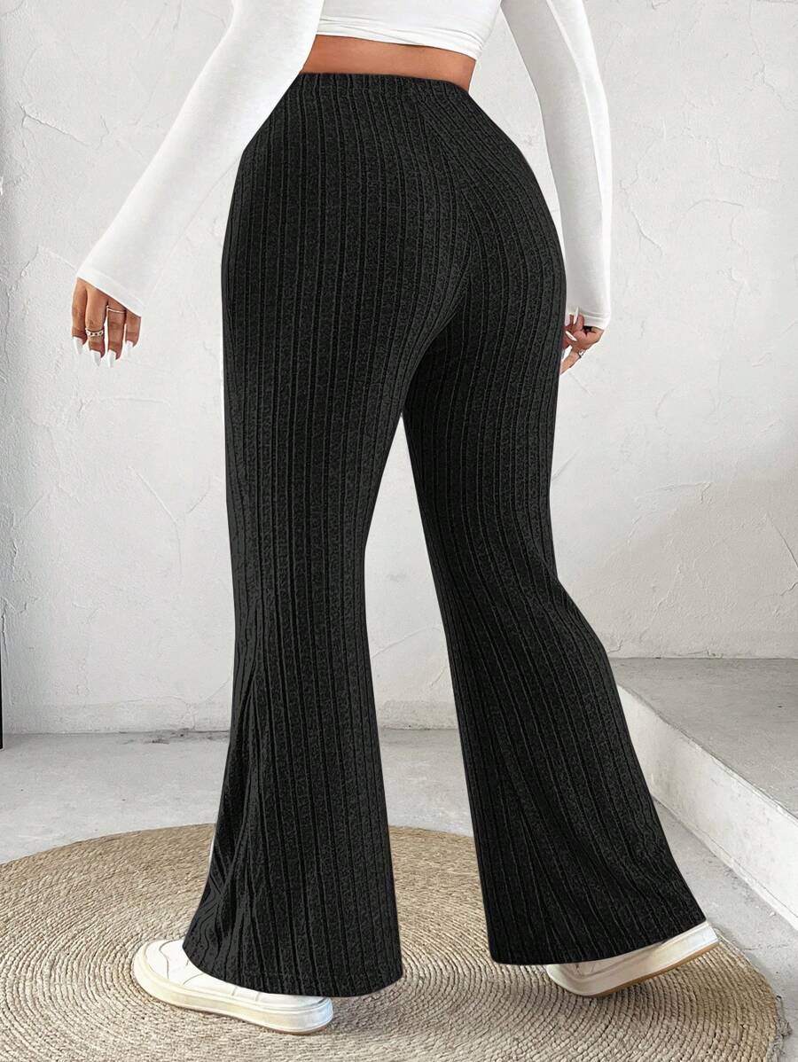 Calça flare preta feminina plus size com cintura alta, tecido encorpado e modelagem que valoriza curvas com conforto e estilo casual. Frete Grátis para todo Brasil!

