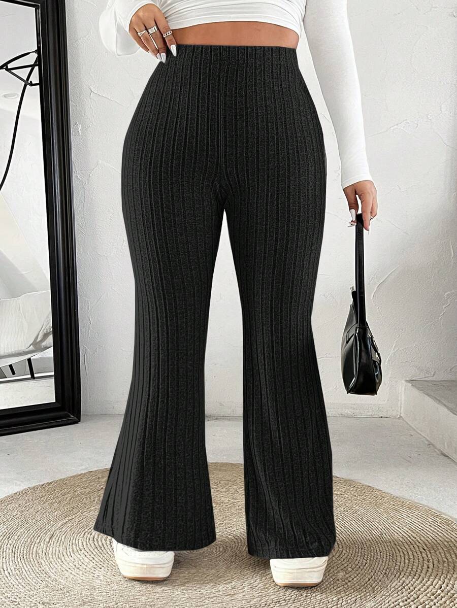 Calça flare preto feminina plus size com cintura alta, tecido encorpado e modelagem que valoriza curvas com conforto e estilo casual. Frete Grátis para todo Brasil!

