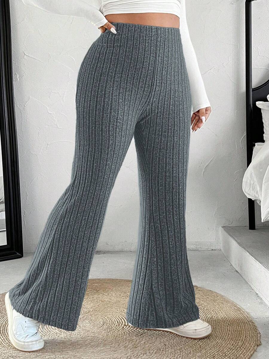 Calça flare plus size com modelagem que valoriza o corpo feminino e oferece conforto ao longo do dia. Feita em malha de elasticidade média, possui cintura alta que alonga a silhueta e caimento justo ao corpo.