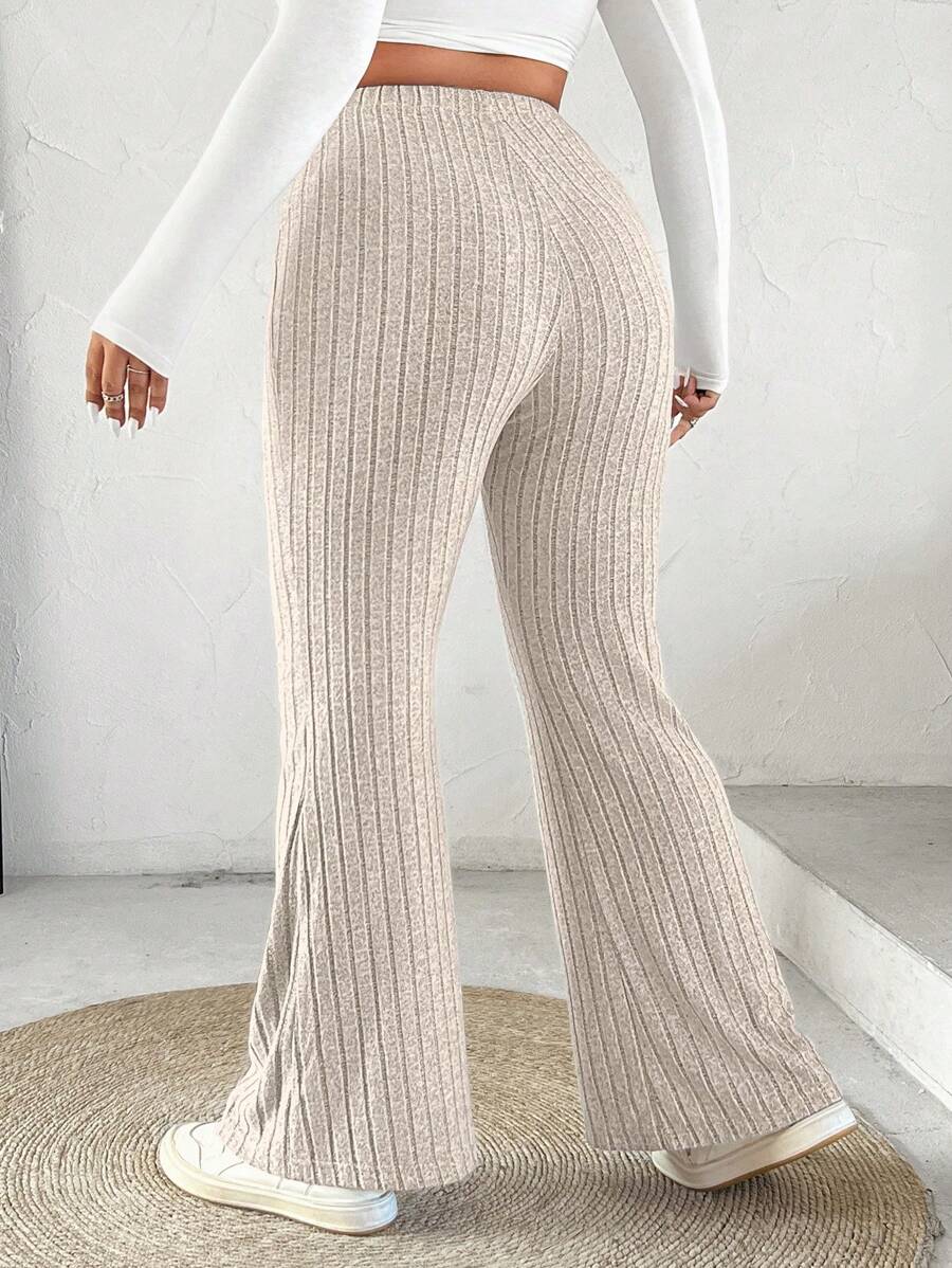 Calça Flare Feminina Plus Size Com Malha Elástica, ideal para mulheres que buscam estilo casual com sofisticação e funcionalidade. O tecido encorpado não marca e permite liberdade de movimento, sendo perfeito para dias de clima ameno na primavera ou outono.