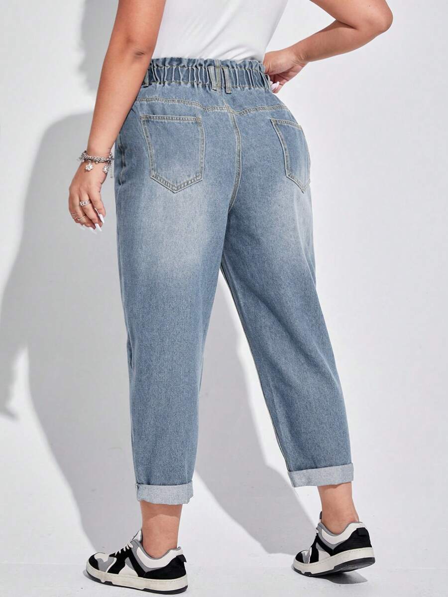 Conforto, estilo e resistência em jeans cintura alta com bolsos práticos.
