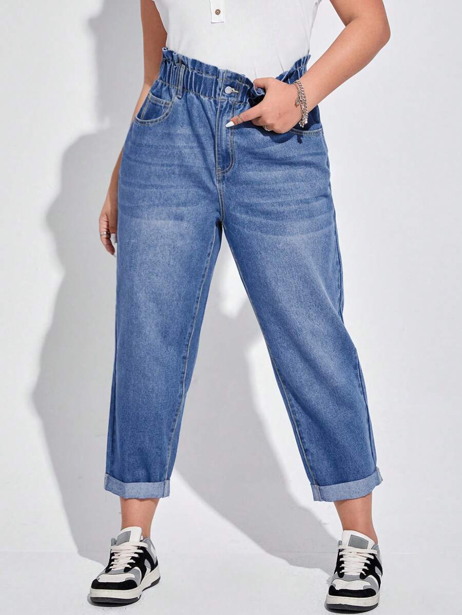 Jeans que valoriza curvas, com cintura alta, bolsos funcionais e corte afunilado.