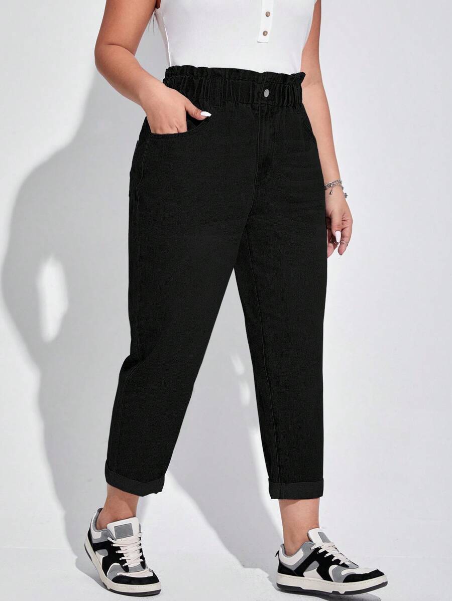 Jeans plus size cintura alta, corte afunilado, 100% algodão, bolsos funcionais e elástico para conforto e elegância.