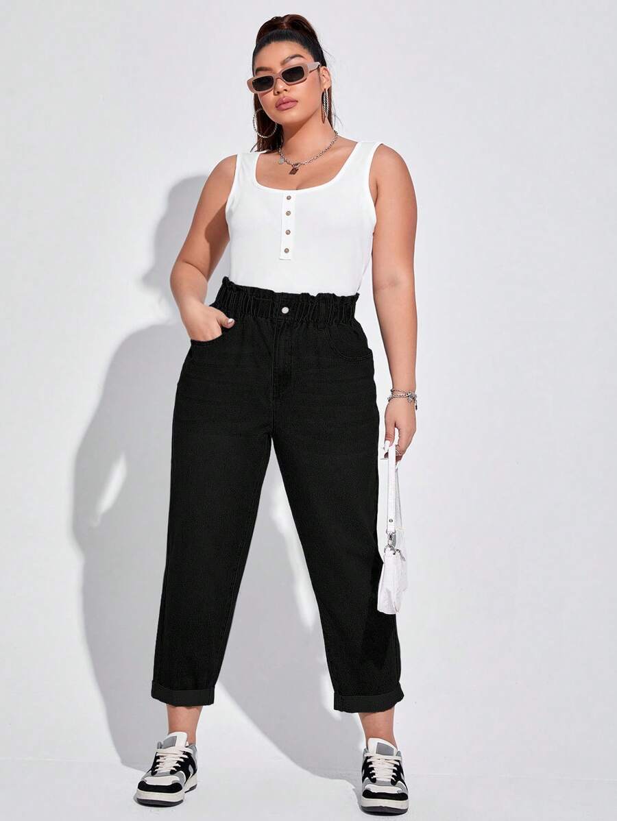 Jeans plus size com cintura alta elástica, bolsos funcionais e tecido respirável. Estilo versátil para o dia a dia.