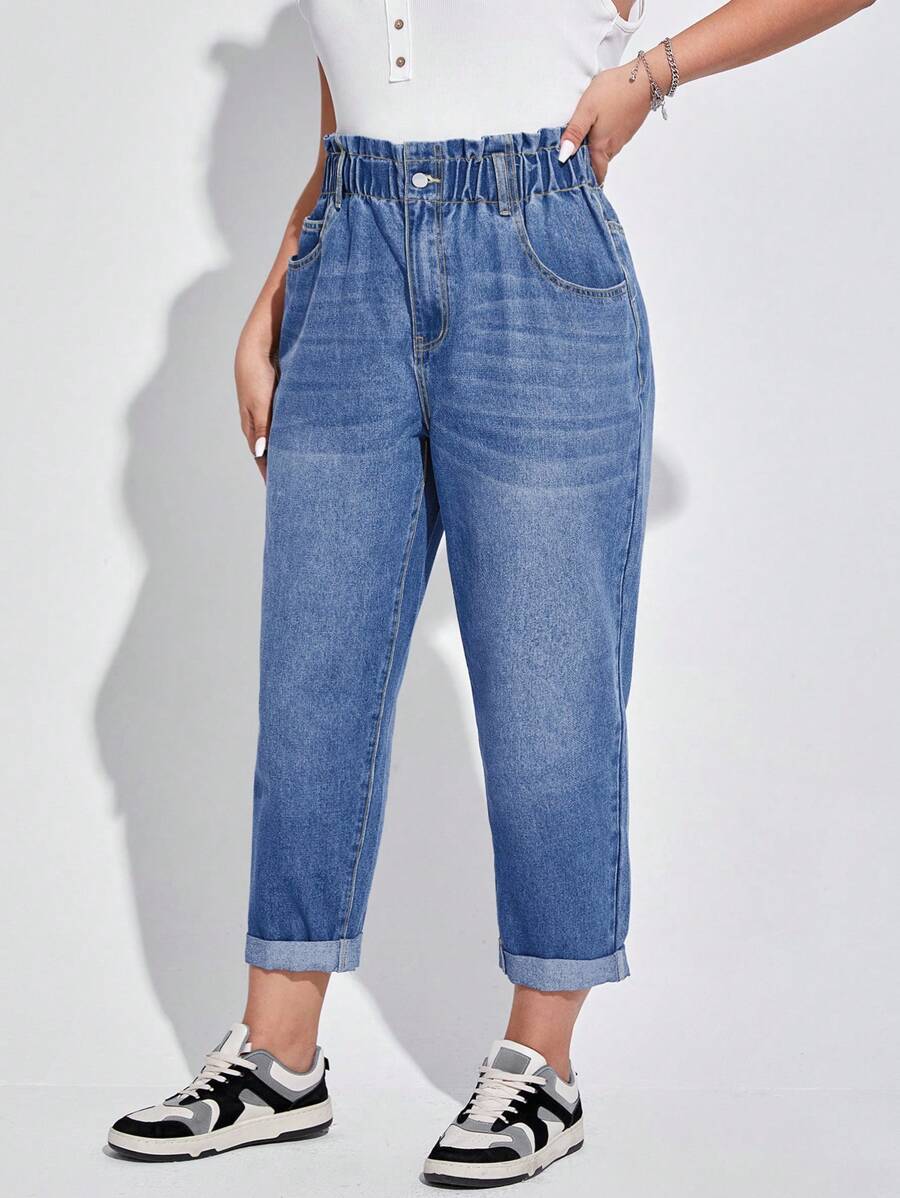 Jeans moderno, resistente e confortável, com cintura alta e bolsos funcionais.