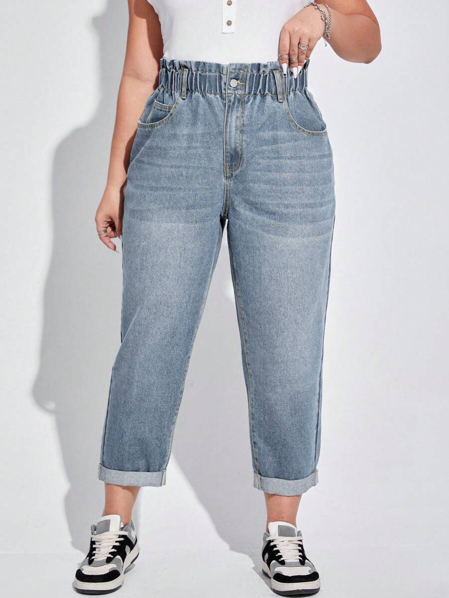 Jeans que une estilo e praticidade com cintura alta e caimento regular.
