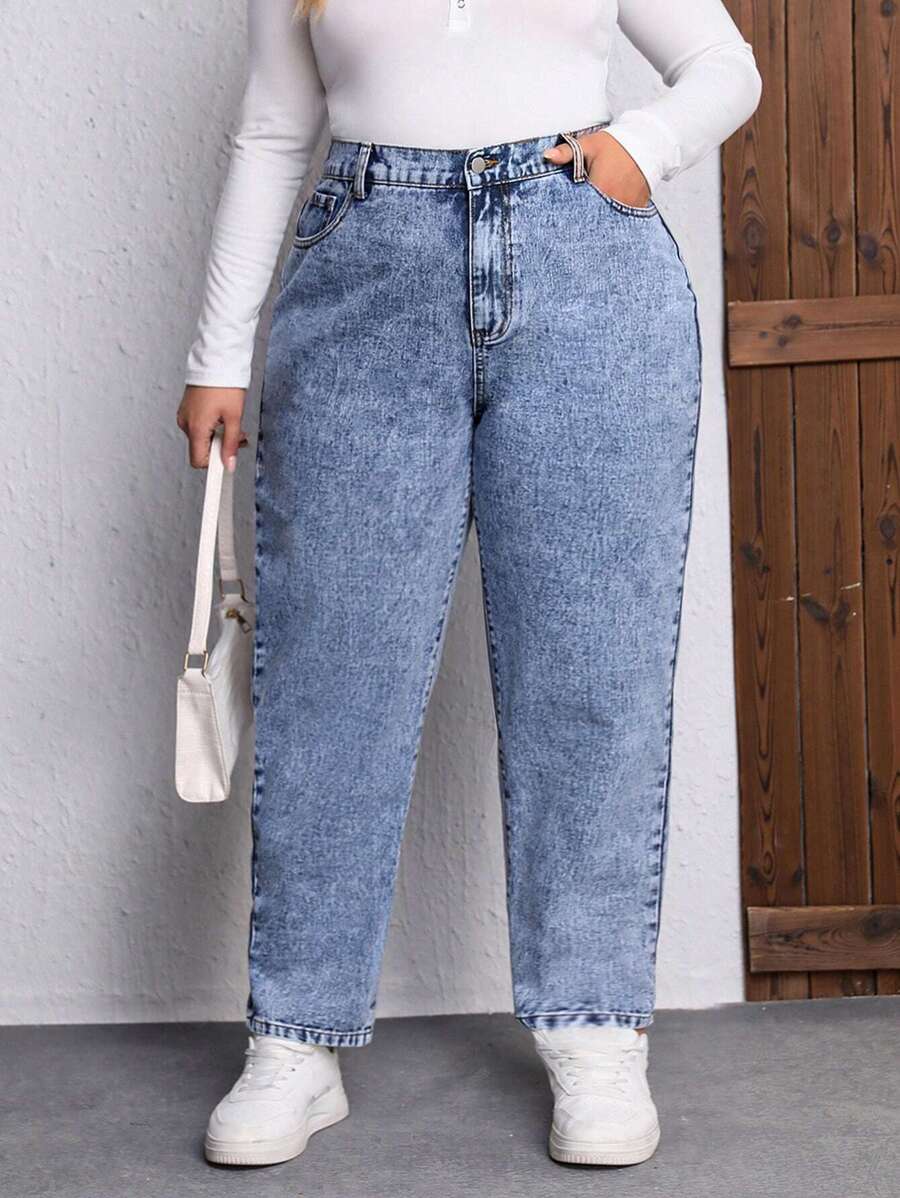 Valorize suas curvas com a Calça Jeans Plus Size Mom Fit Cintura Alta. Caimento regular, bolsos funcionais e tecido resistente para o dia a dia.