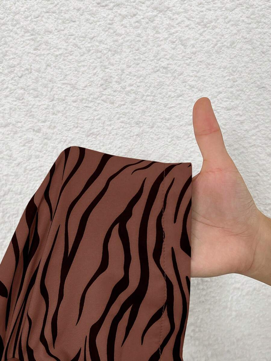 Calça feminina perna reta na cor marrom com estampa zebrada, caimento solto e tecido leve. Ideal para dias casuais. Estilo e conforto no dia a dia.

