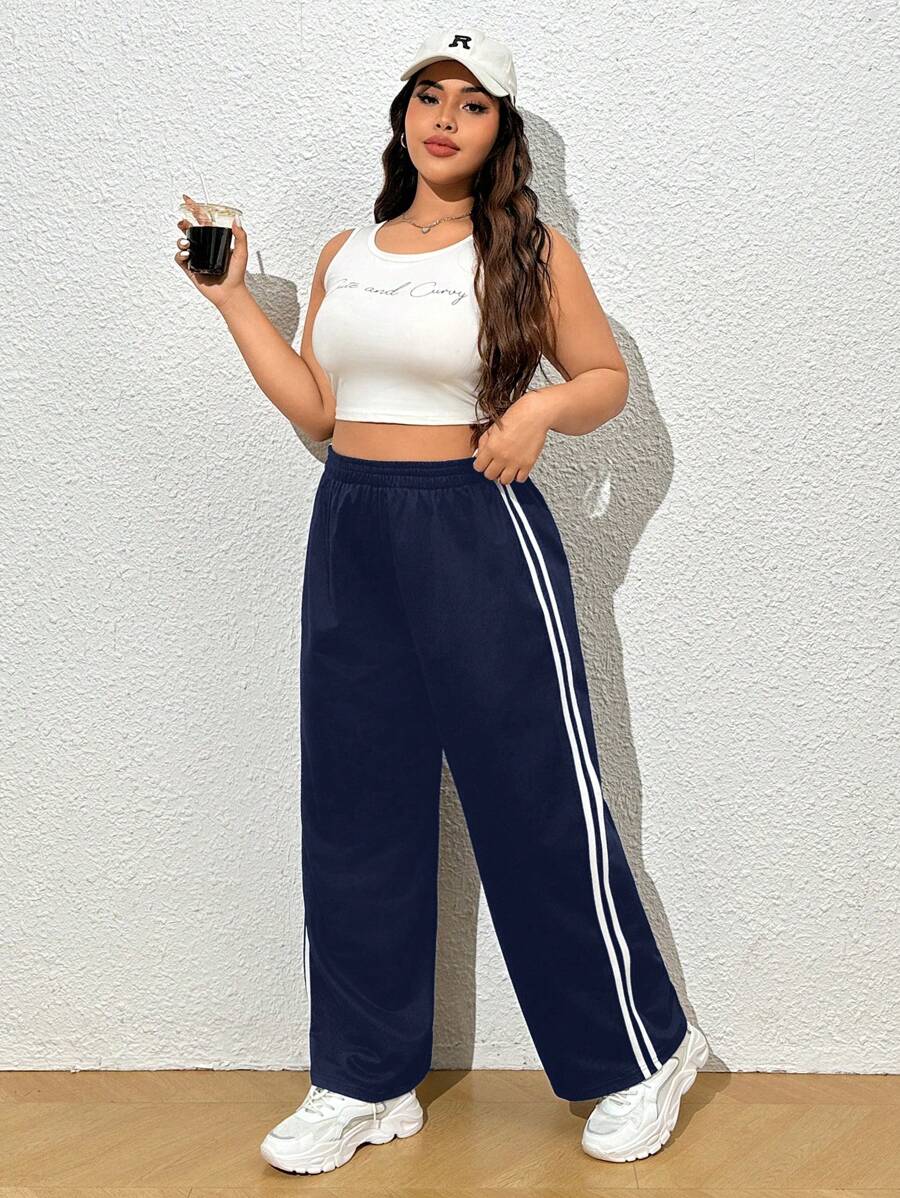 Conforto premium: calça moletom plus size em algodão 100% com listra lateral. Perfeita para looks casuais e descontraídos.