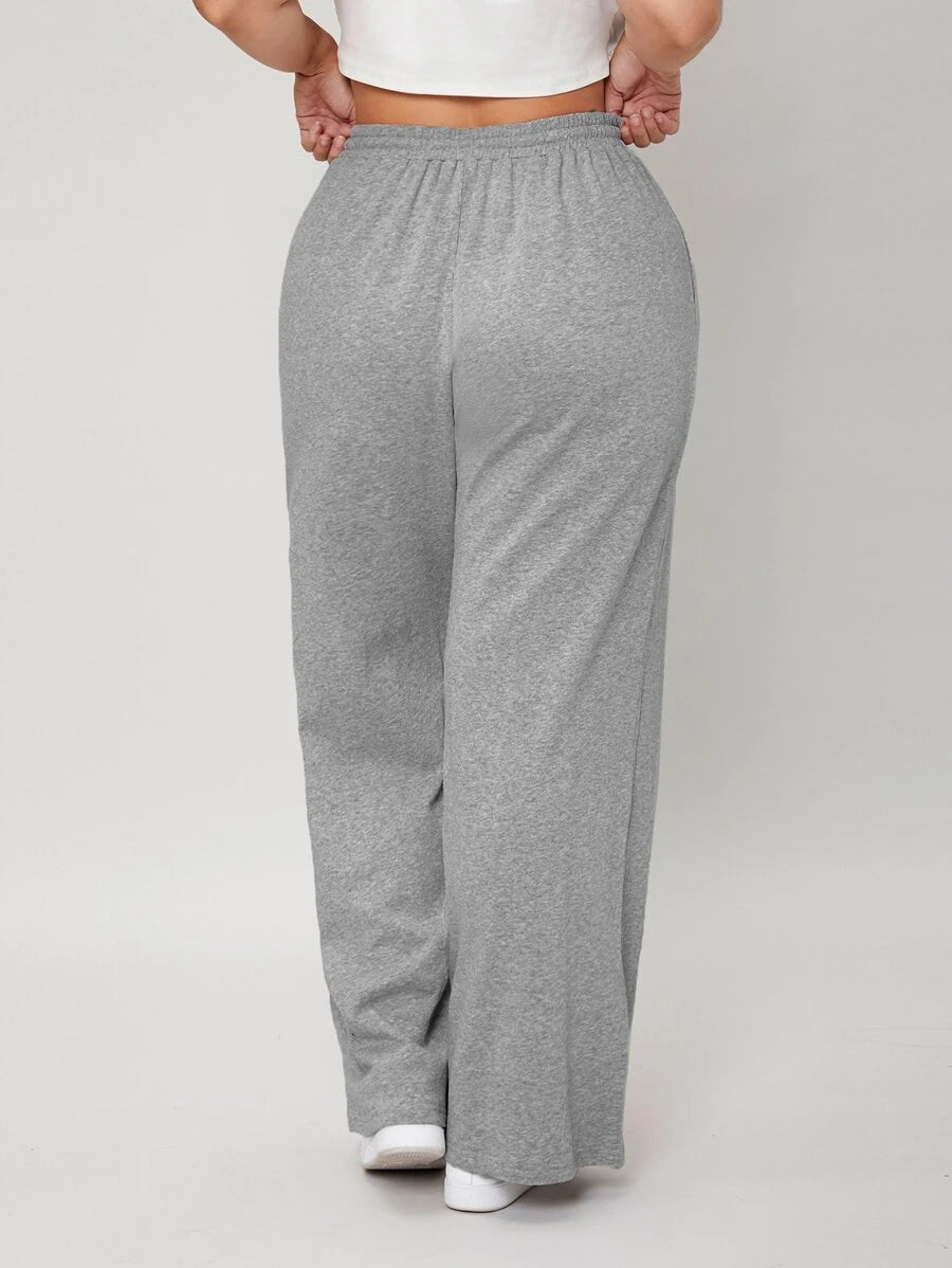 Aposte na calça moletom plus size cinza claro em 100% algodão. Modelagem reta, bolsos práticos e caimento confortável para você.