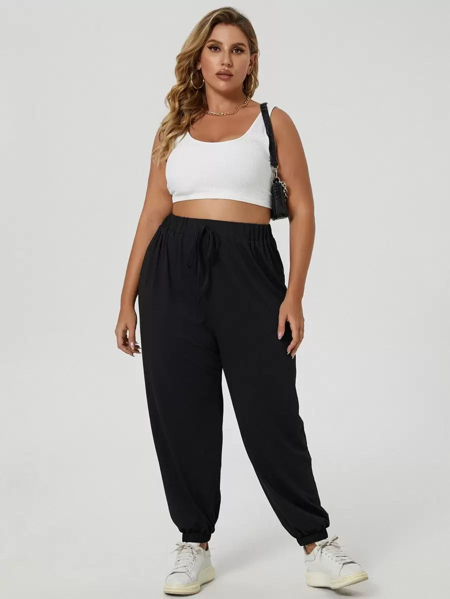 Calça Moletom Plus Size com nó frontal, cintura elástica e tecido macio que valoriza sua silhueta com conforto e estilo.