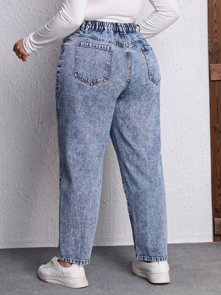 Combine conforto e elegância com a Calça Mom Fit Plus Size Cintura Alta. Ajuste regular, bolsos práticos e jeans durável que valoriza a silhueta.