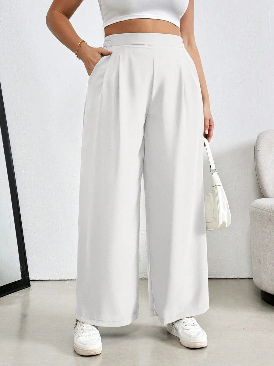 Calça Pantalona Feminina Plus Size de Linho com Caimento Fluido, com cintura alta que valoriza as curvas e alonga a silhueta. Possui caimento fluido, toque macio e elasticidade que garante conforto durante todo o dia
