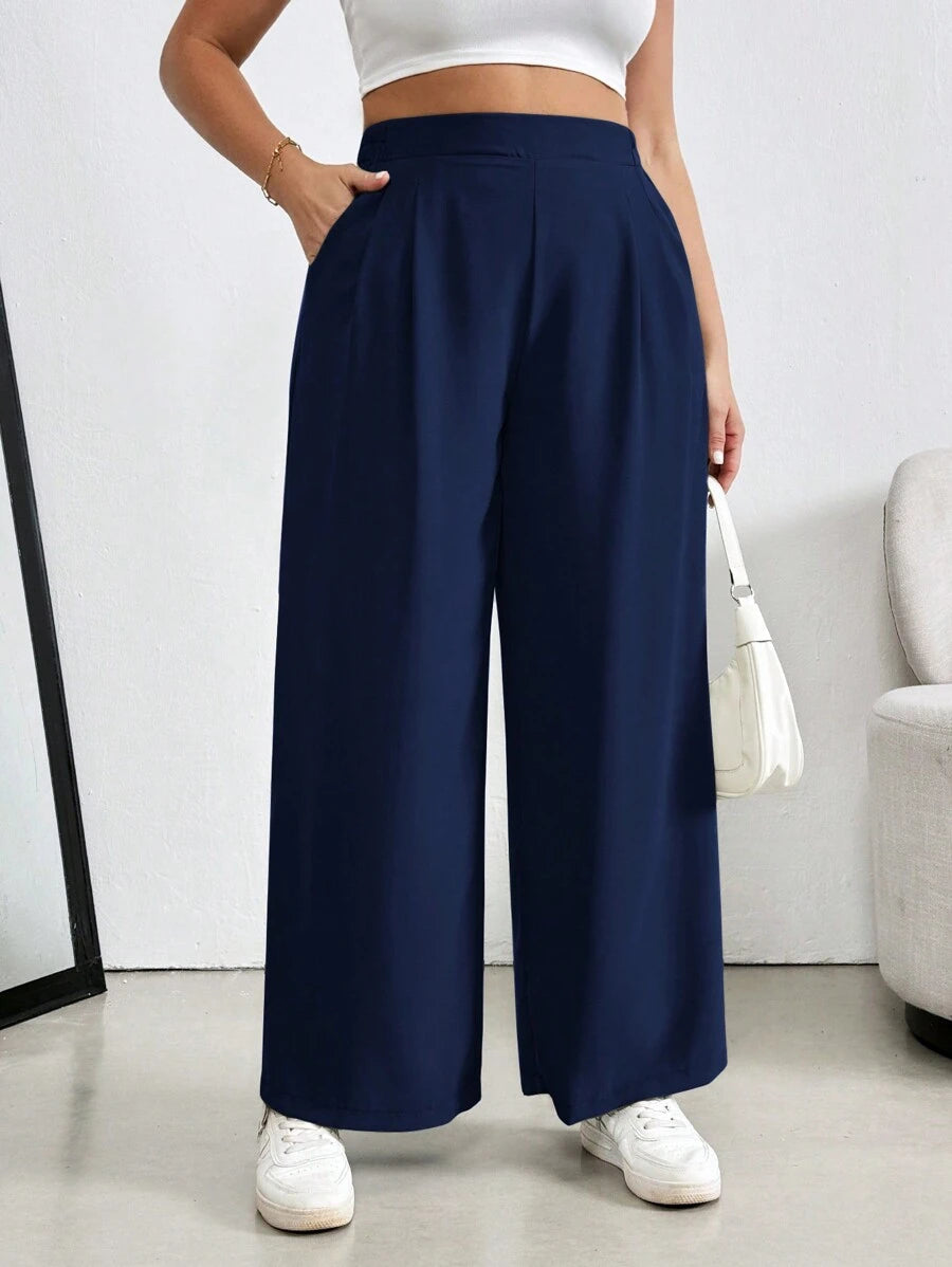 Calça Pantalona Perna Larga Plus Size confeccionada em 100% linho de alta qualidade, com cintura alta que valoriza as curvas e alonga a silhueta. Possui caimento fluido, toque macio e elasticidade que garante conforto durante todo o dia.