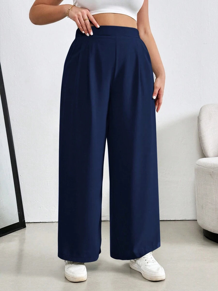 Calça Pantalona Plissada confeccionada em 100% linho de alta qualidade, com cintura alta que valoriza as curvas e alonga a silhueta. Possui caimento fluido, toque macio e elasticidade que garante conforto durante todo o dia.