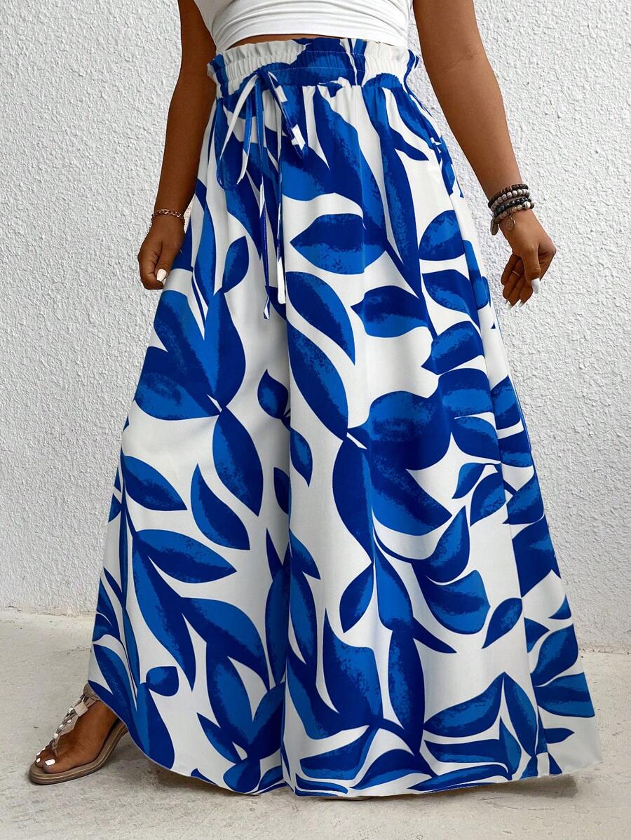 Calça Pantalona Plus Size é ideal para mulheres que buscam elegância e conforto em uma única peça. Com modelagem de perna larga e cintura natural, valoriza a silhueta e oferece liberdade de movimento. Seu tecido leve e elástico proporciona um caimento solto e confortável.