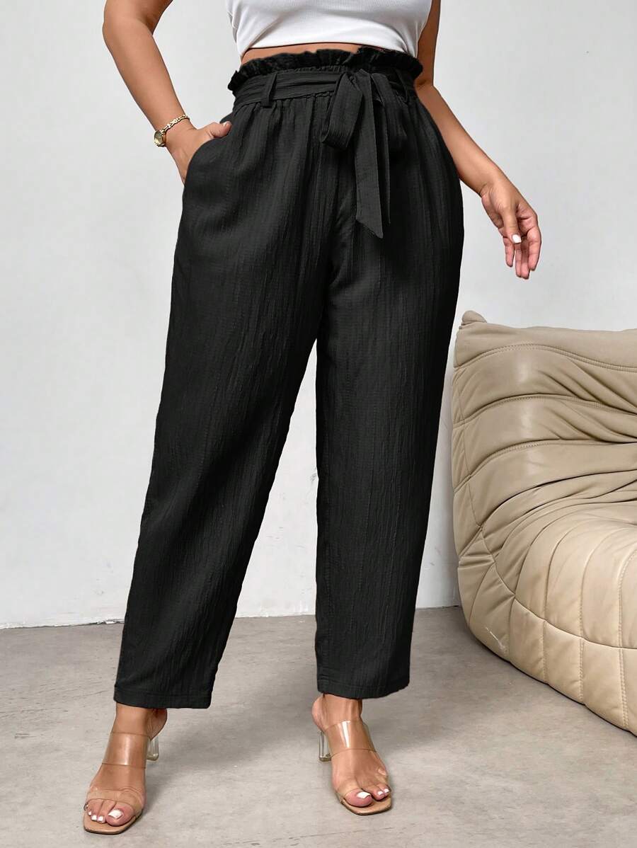 Calça Pantalona Plus Size Feminina com Pregas e Bolsos, combina elegância e conforto para valorizar suas curvas em qualquer ocasião. Produzida em 100% poliéster leve e resistente, possui cintura alta com elástico e amarração ajustável, garantindo um caimento perfeito e confortável.
