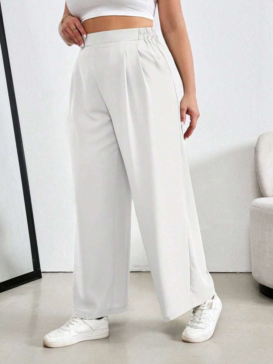 Calça Pantalona Plus Size confeccionada em 100% linho de alta qualidade, com cintura alta que valoriza as curvas e alonga a silhueta. Possui caimento fluido, toque macio e elasticidade que garante conforto durante todo o dia
