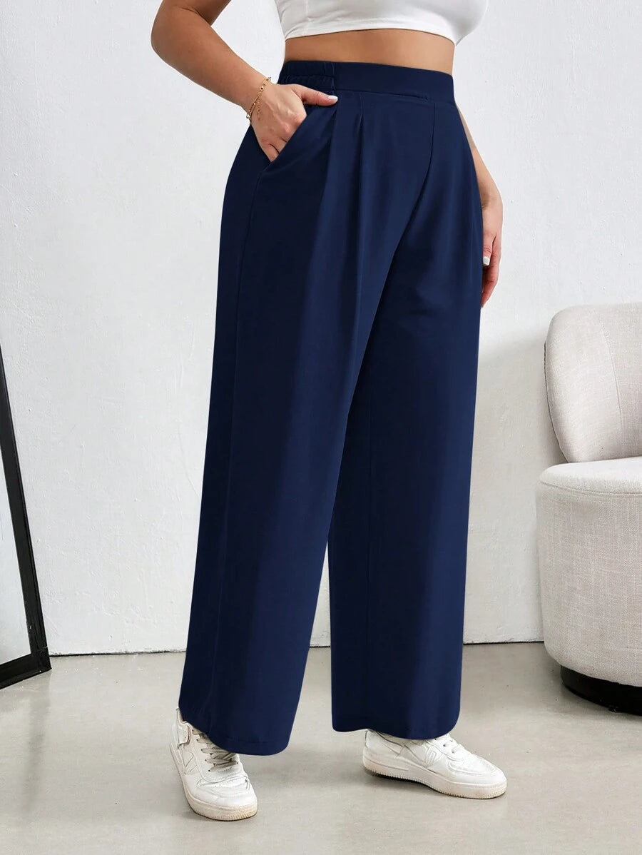 Calça Pantalona Plus Size Plissada confeccionada em 100% linho de alta qualidade, com cintura alta que valoriza as curvas e alonga a silhueta. Possui caimento fluido, toque macio e elasticidade que garante conforto durante todo o dia.