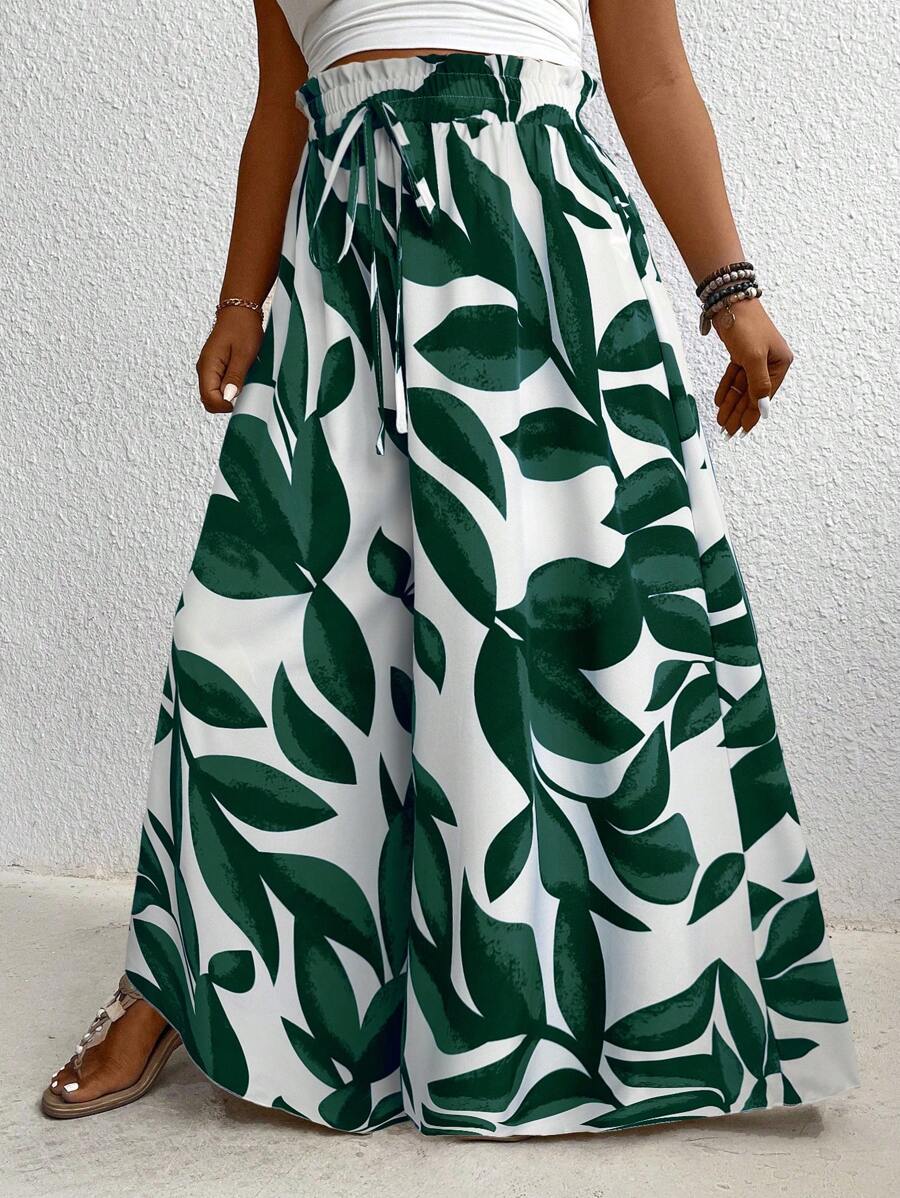 Calça Pantalona Plus Size Verde é ideal para mulheres que buscam elegância e conforto em uma única peça. Com modelagem de perna larga e cintura natural, valoriza a silhueta e oferece liberdade de movimento. Seu tecido leve e elástico proporciona um caimento solto e confortável.