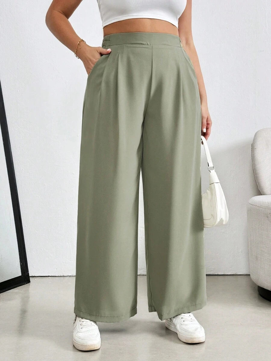 Calça Pantalona Plus Size confeccionada em 100% linho de alta qualidade, com cintura alta que valoriza as curvas e alonga a silhueta. Possui caimento fluido, toque macio e elasticidade que garante conforto durante todo o dia.