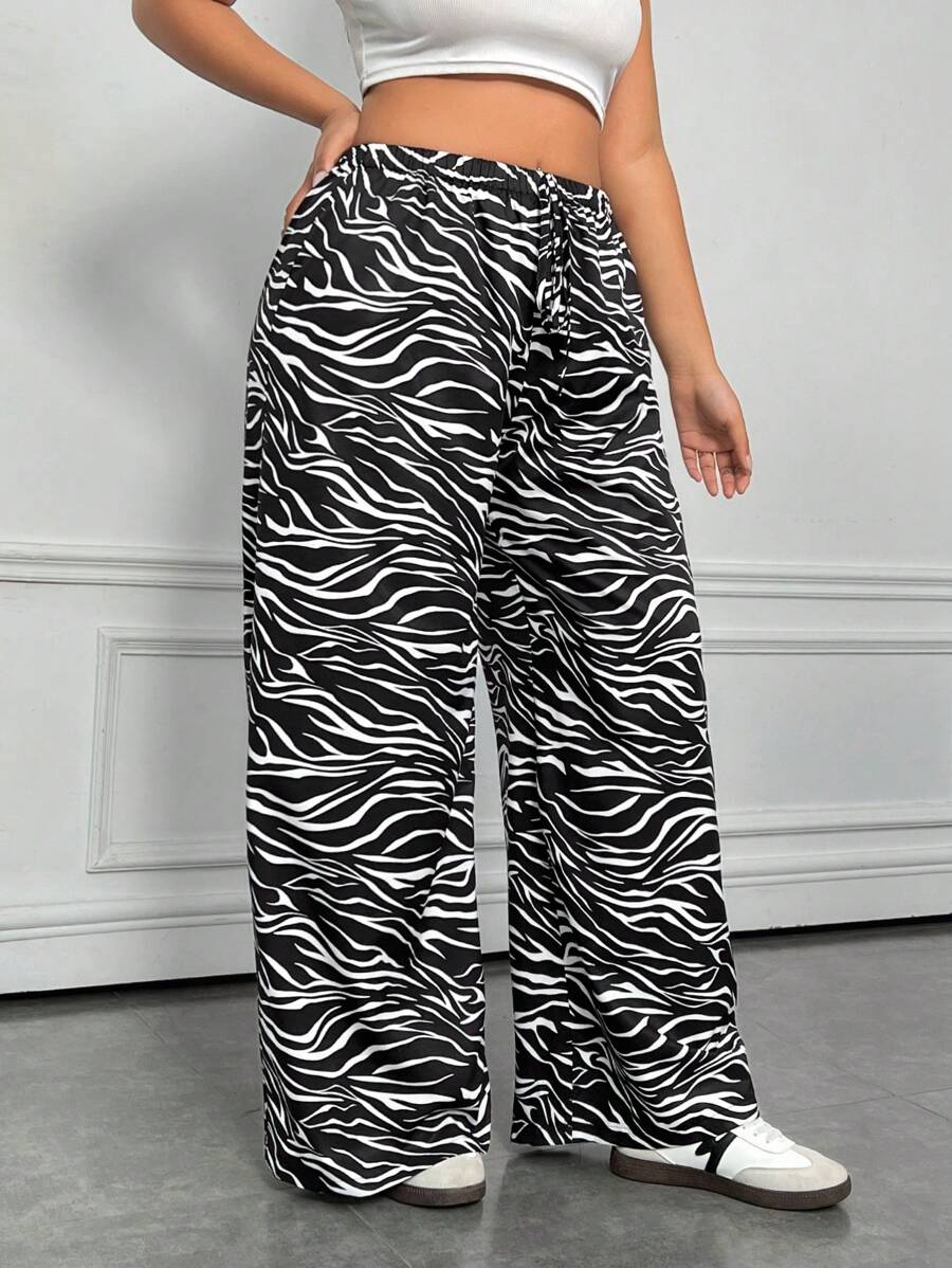 Calça feminina perna reta com cintura alta, cor preto e branco, caimento solto e tecido leve. Ideal para dias casuais. Estilo e conforto no dia a dia.
