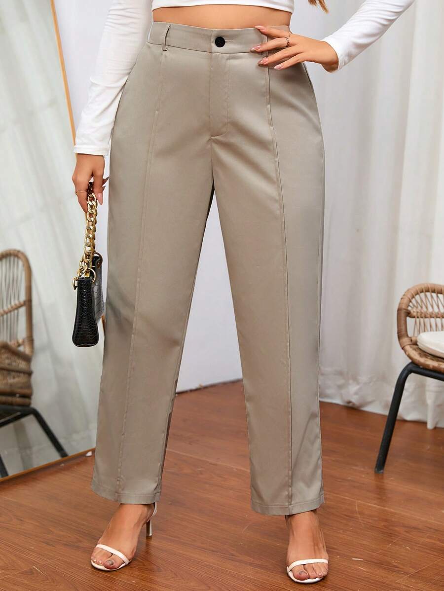 Calça Plus Size em 100% algodão, cintura alta e corte afilado. Modela e valoriza curvas com conforto e elegância atemporal.