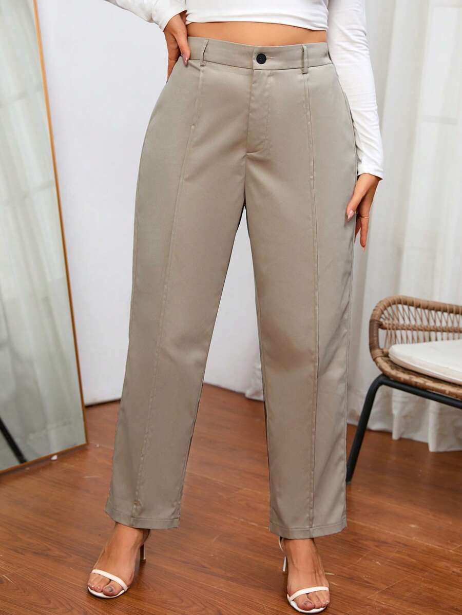 Cintura alta, corte afilado e algodão macio. Versátil, combina com looks casuais e formais para todas as ocasiões.