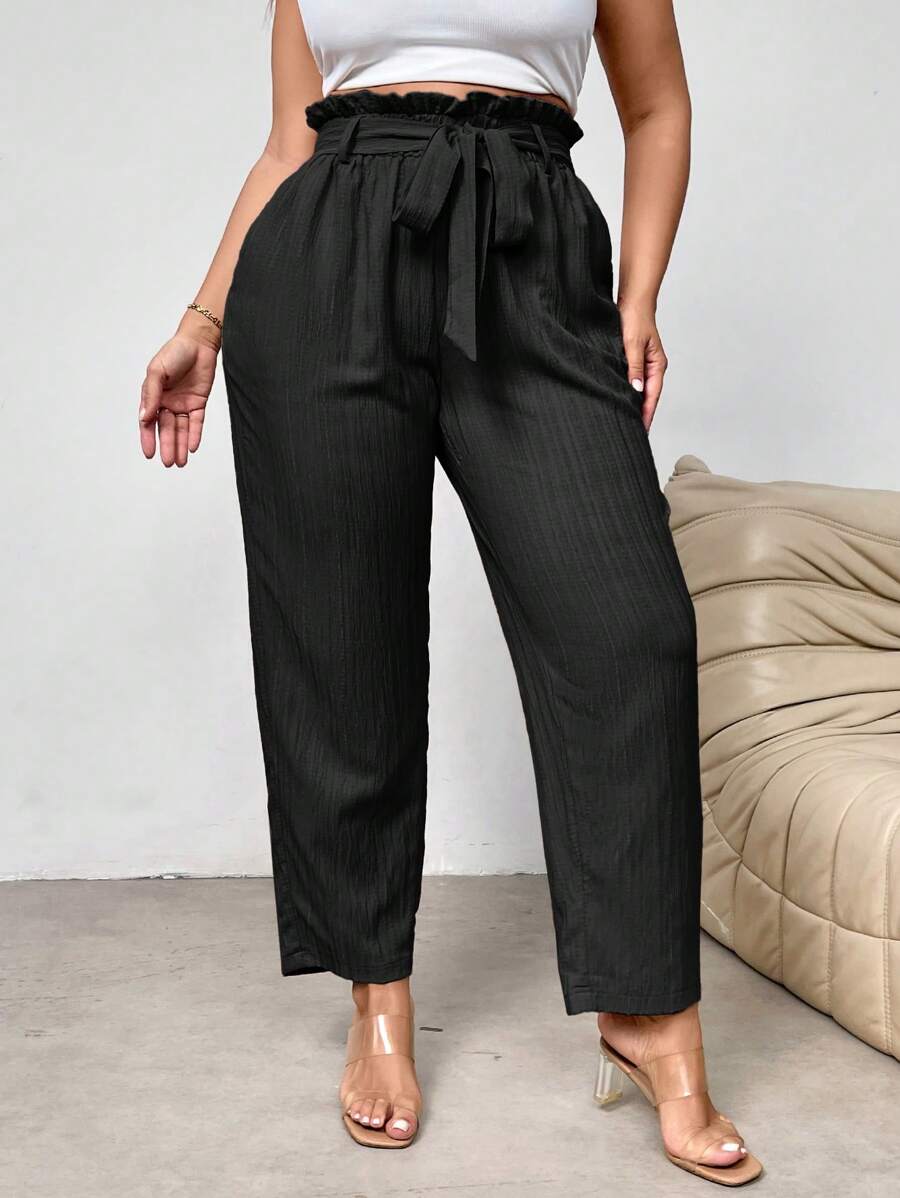 Calça Plus Size Casual e Social com Cinto e Pregas, combina elegância e conforto para valorizar suas curvas em qualquer ocasião. Produzida em 100% poliéster leve e resistente, possui cintura alta com elástico e amarração ajustável, garantindo um caimento perfeito e confortável.