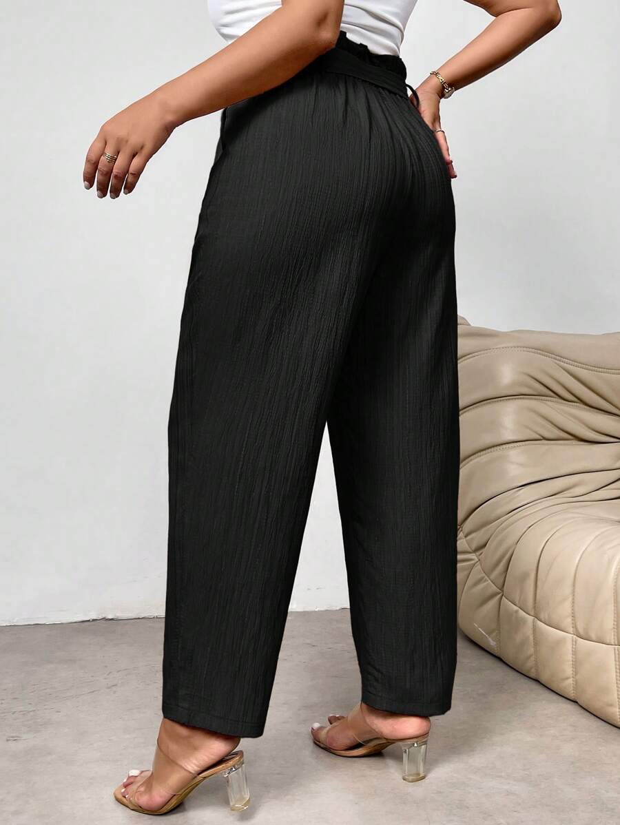 Calça Plus Size Elegante com Cintura Alta e Amarração, combina elegância e conforto para valorizar suas curvas em qualquer ocasião. Produzida em 100% poliéster leve e resistente, possui cintura alta com elástico e amarração ajustável, garantindo um caimento perfeito e confortável.
