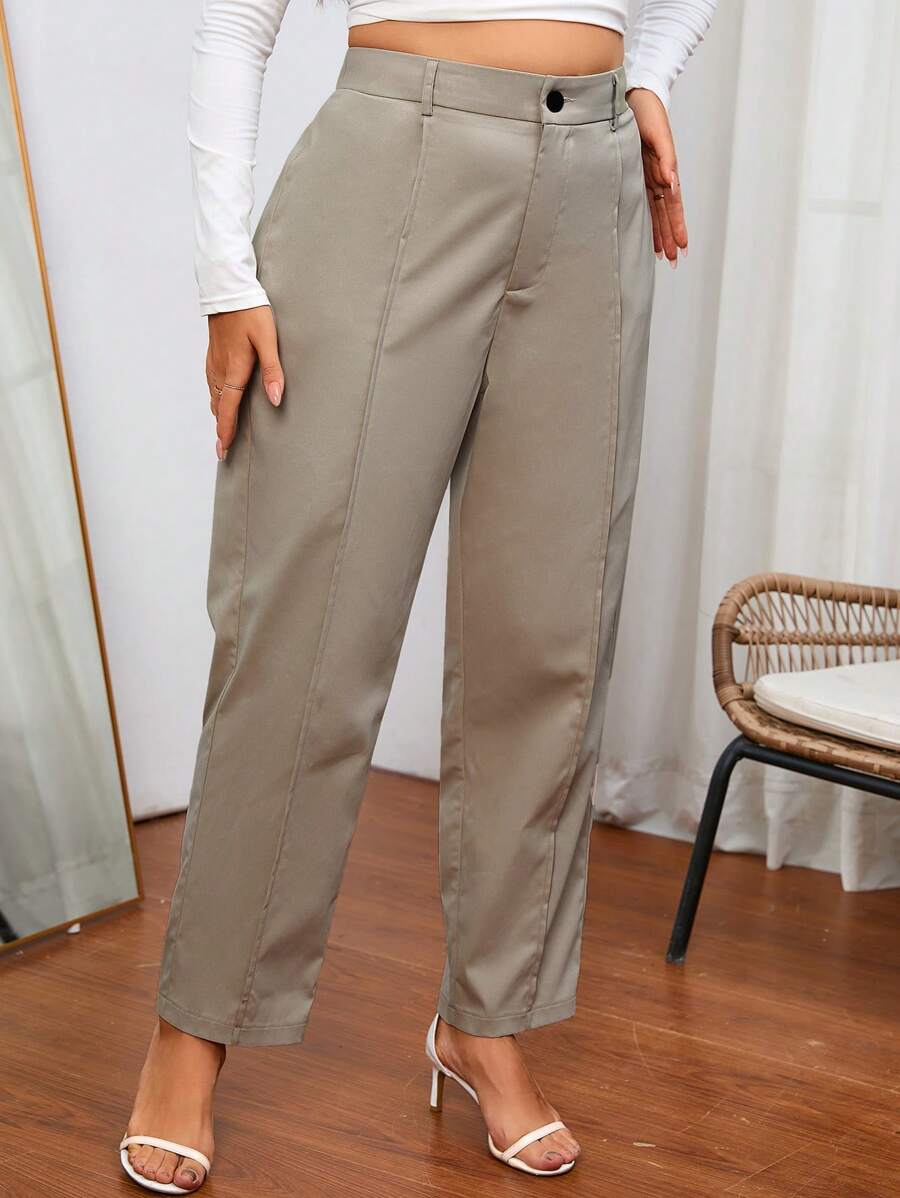 Elegância e conforto: cintura alta, corte afilado e acabamento refinado. Peça-chave para seu guarda-roupa plus size.