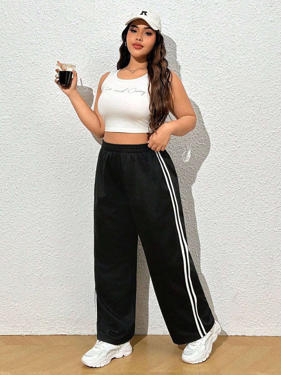 Modernidade e praticidade: calça moletom plus size de perna larga com listra lateral. Estilo casual e conforto para toda hora.