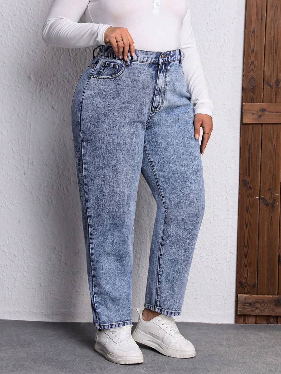 Descubra a Calça Jeans Plus Size Mom Fit Cintura Alta. Bolsos funcionais, ajuste regular e jeans resistente para conforto e estilo todos os dias.