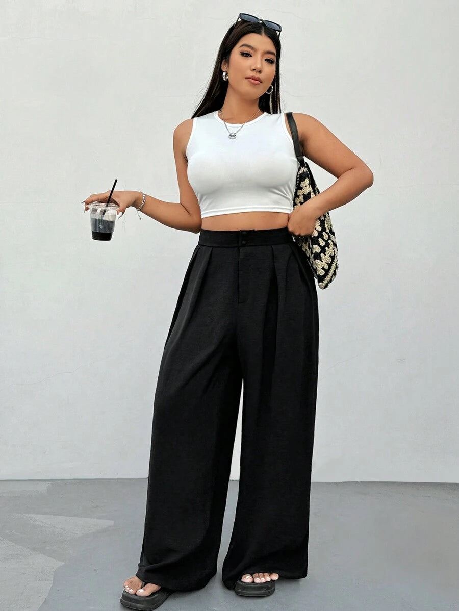 Sinta-se elegante e confortável com calça plus size preta de cintura alta. Prática, versátil e perfeita para qualquer ocasião.