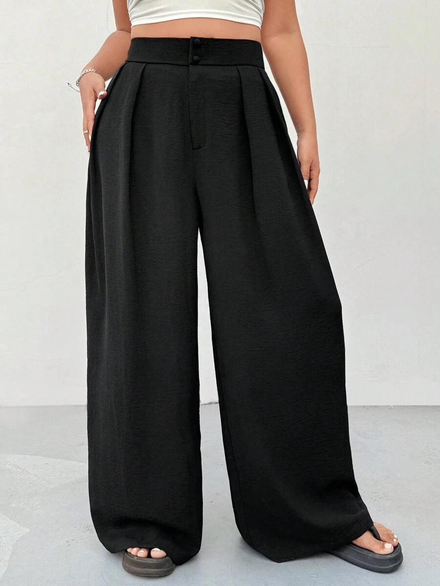 Descubra a calça plus size preta de cintura alta, minimalista e elegante. Confortável e prática para looks casuais e profissionais.
