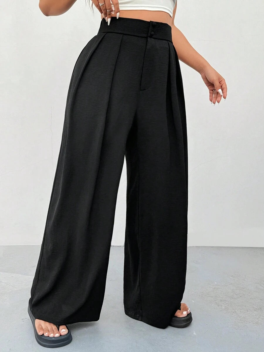 Calça plus size preta de perna reta, cintura alta e estilo minimalista. Combine facilmente com qualquer look do dia a dia.
