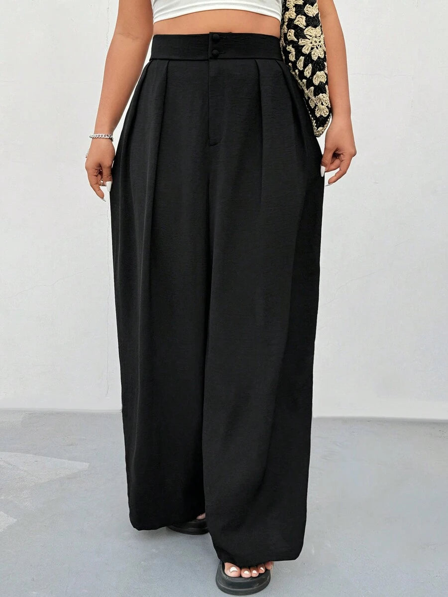 Conforto extremo e caimento solto. Calça plus size preta minimalista, fresca e anti-rugas, perfeita para ocasiões casuais e profissionais.
