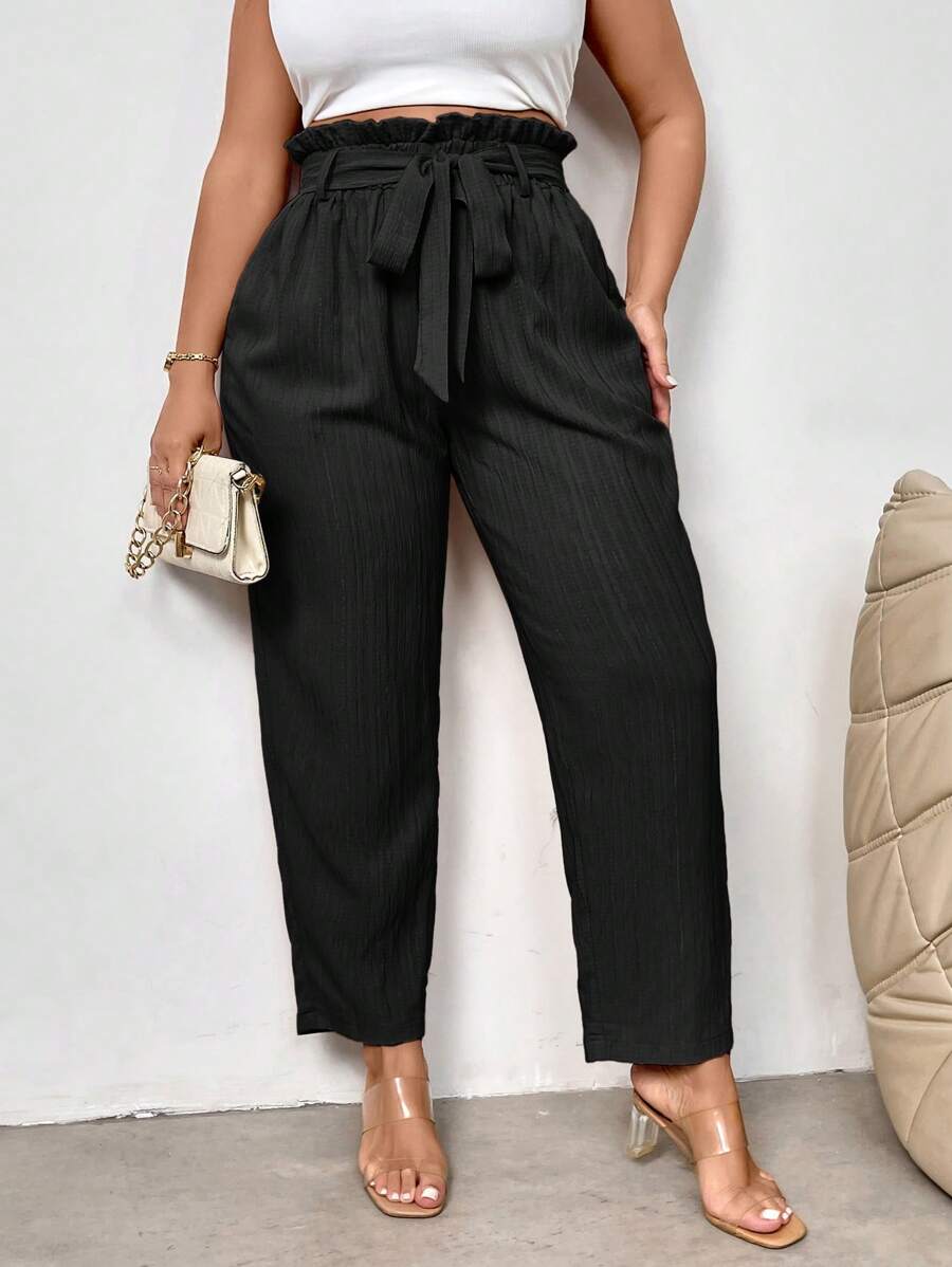 Calça Plus Size com Cintura Elástica, Pregas e Conforto, combina elegância e conforto para valorizar suas curvas em qualquer ocasião. Produzida em 100% poliéster leve e resistente, possui cintura alta com elástico e amarração ajustável, garantindo um caimento perfeito e confortável.