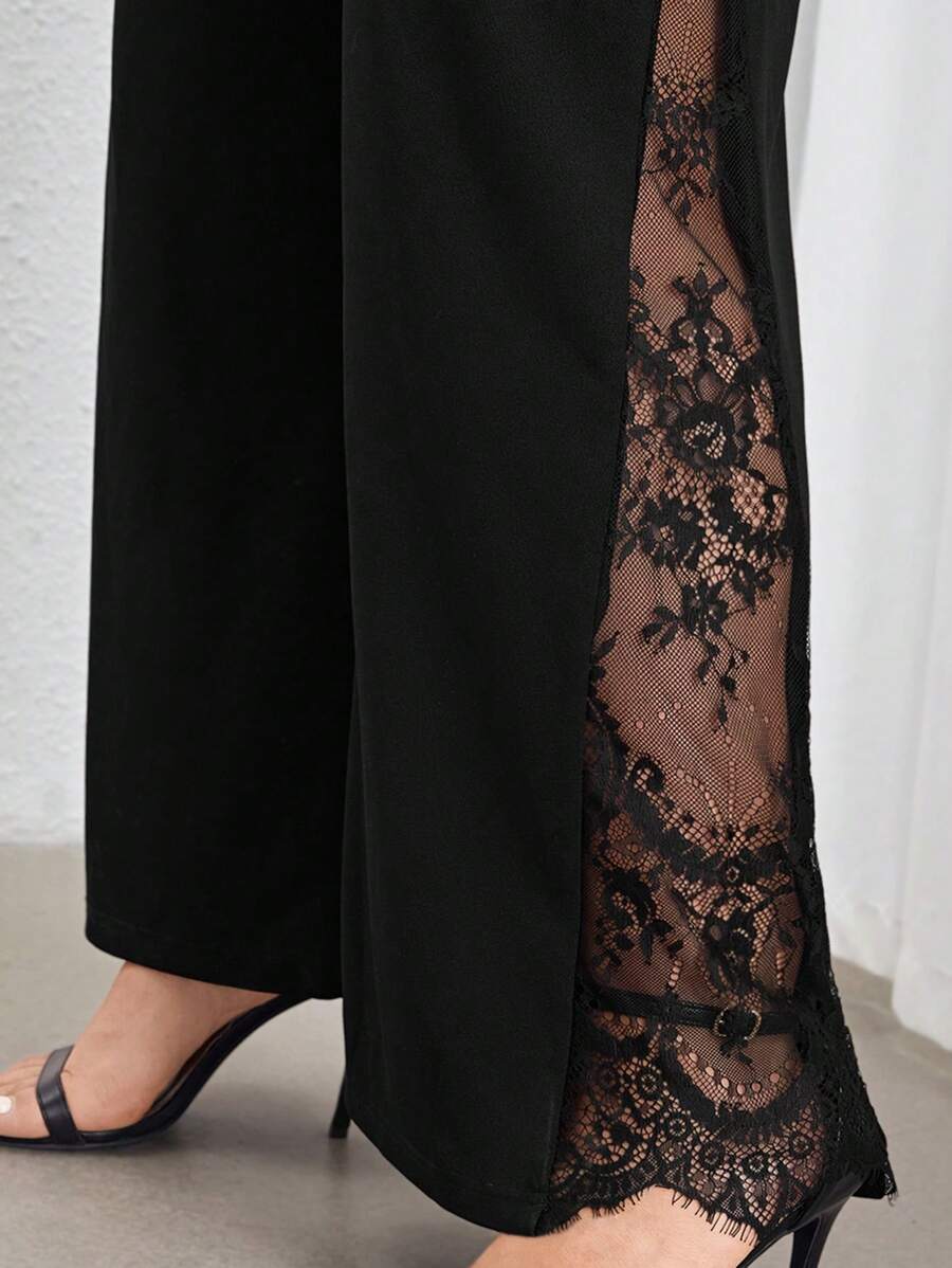 Calça com fenda lateral e renda para looks casuais e sofisticados. Versatilidade e estilo.