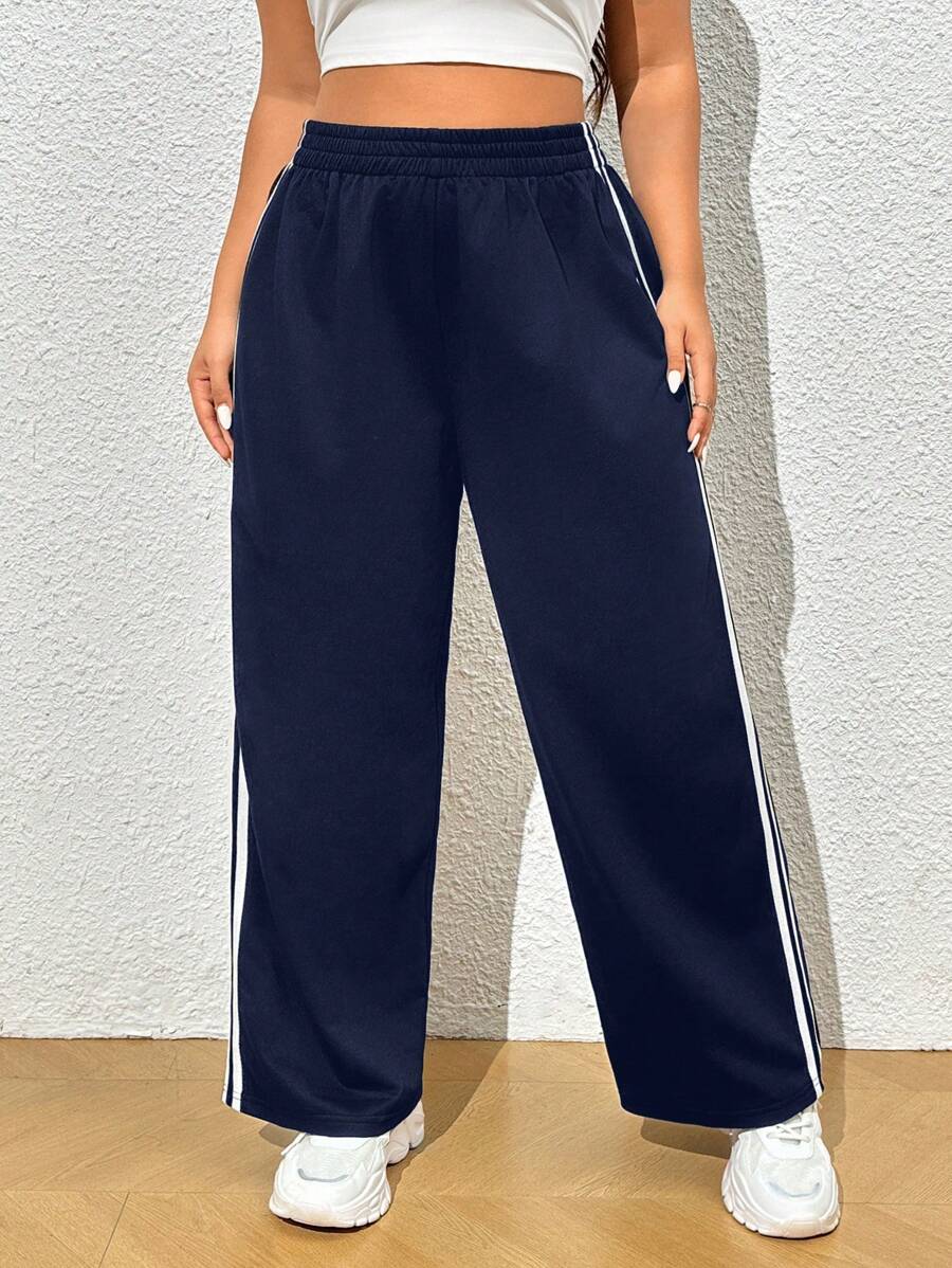 Estilo e praticidade em uma peça só. Calça moletom plus size com cintura elástica, perna larga e listra lateral que valoriza o corpo.