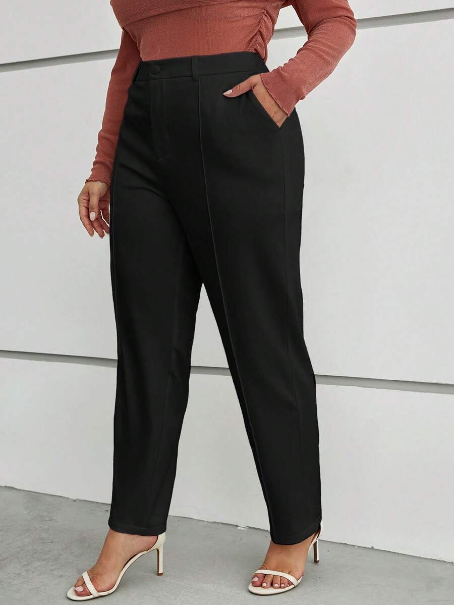 Sofisticação e versatilidade para o dia a dia. Calça social plus size com bolsos, botão e tecido estruturado.