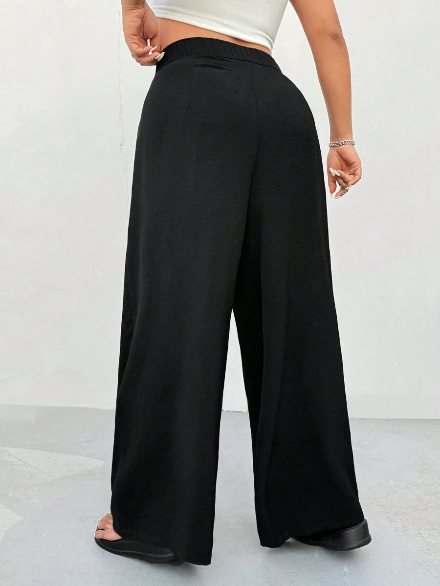 Eleve seu guarda-roupa com calça plus size preta, cintura alta e caimento solto. Fresca, anti-rugas e ideal para o dia a dia.