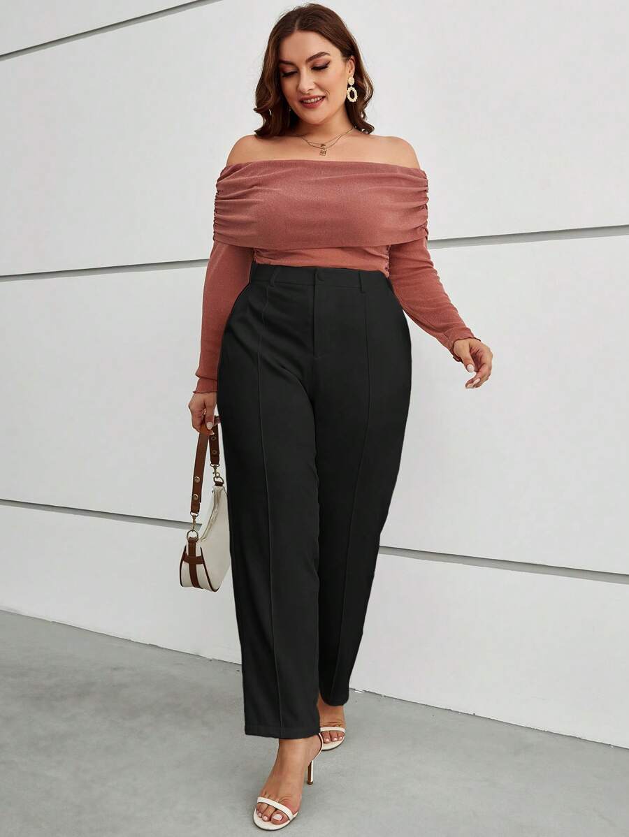 Conforto e estilo que se destacam. Calça social preta plus size afunilada, cintura alta e caimento regular elegante.